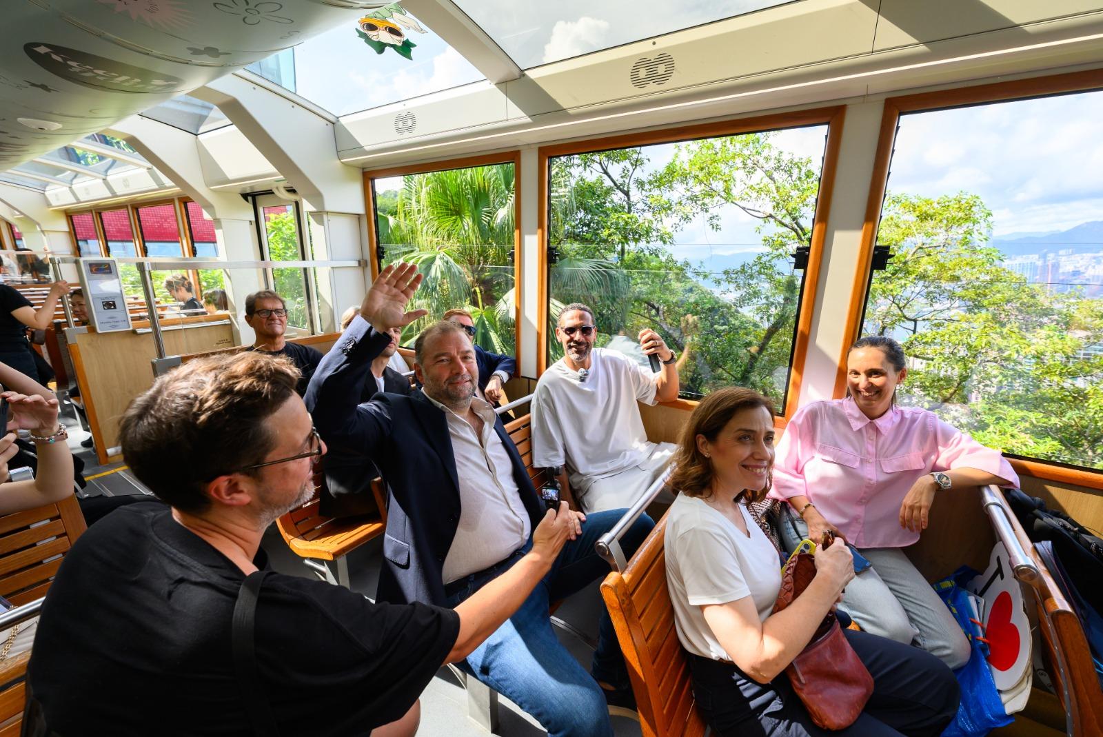 世界足球峰會|曼聯及英格蘭名宿里奧費迪南(Rio Ferdinand)乘坐山頂纜車。(旅發局提供)