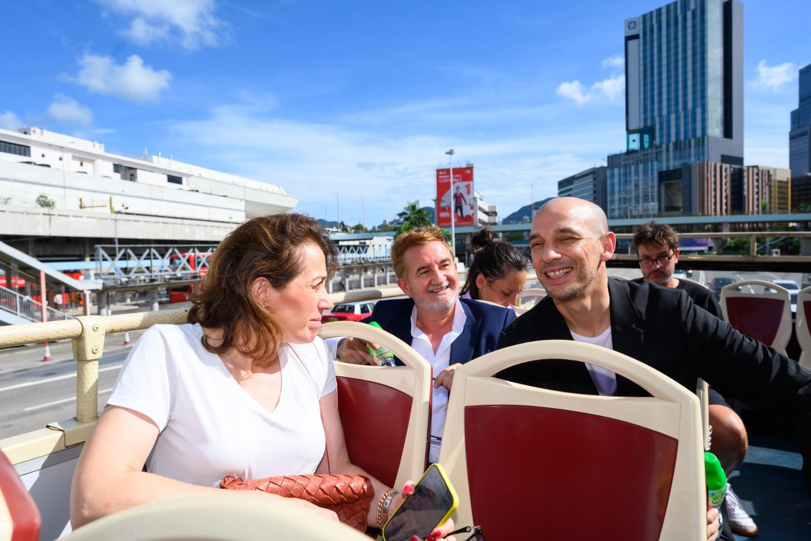 世界足球峰會|嘉賓乘開蓬巴士觀光。(旅發局提供)