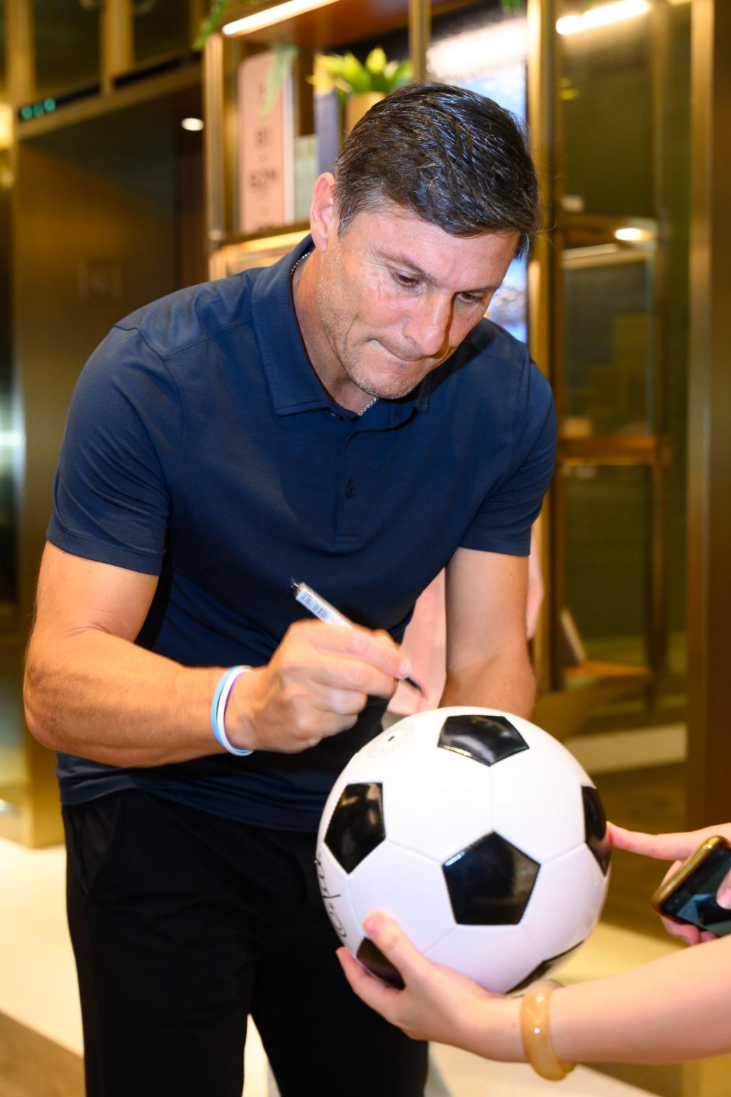 世界足球峰會|阿根廷及國際米蘭名宿辛尼迪(Javier Zanetti)為球迷簽名。(旅發局提供)