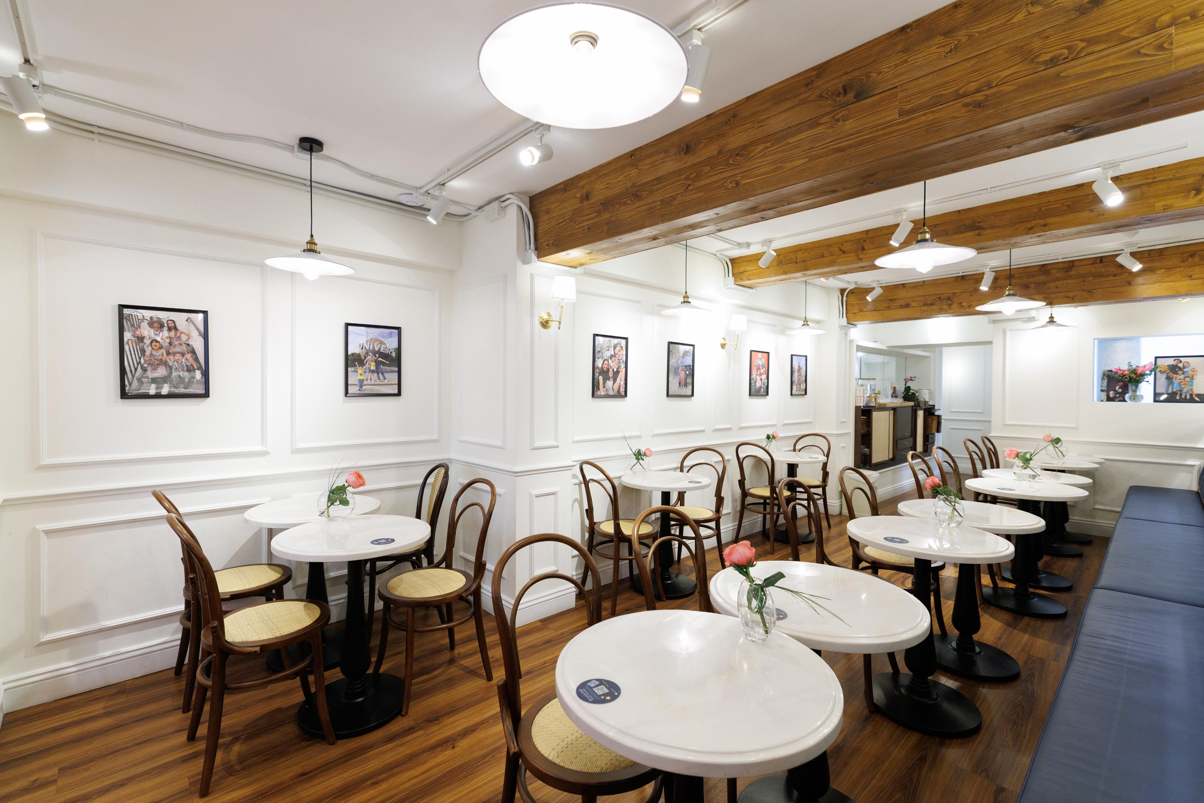 上環歌賦街店設有座位。