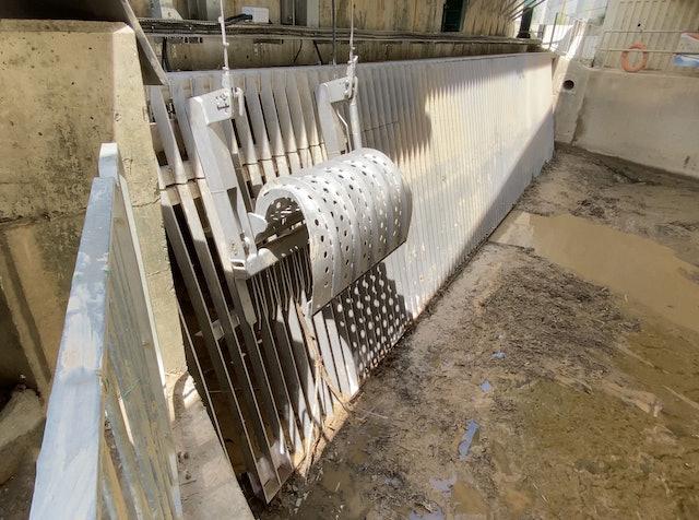 「機械式抓斗」配置人工智能系統監察河道有否淤塞,更可因應天氣和水位數據資訊而自動調整運作頻率。(發展局局長網誌圖片)