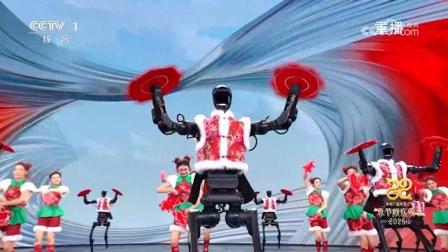 今年初,因央視春晚表演而一夜爆紅的機械人租賃市場,短短數月內經歷戲劇性崩跌。(央視截圖)