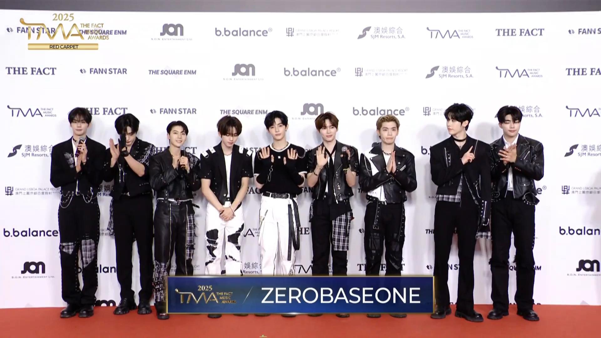 ZEROBASEONE現身澳門出席《2025 The Fact Music Awards》行紅地氈。(直播截圖)