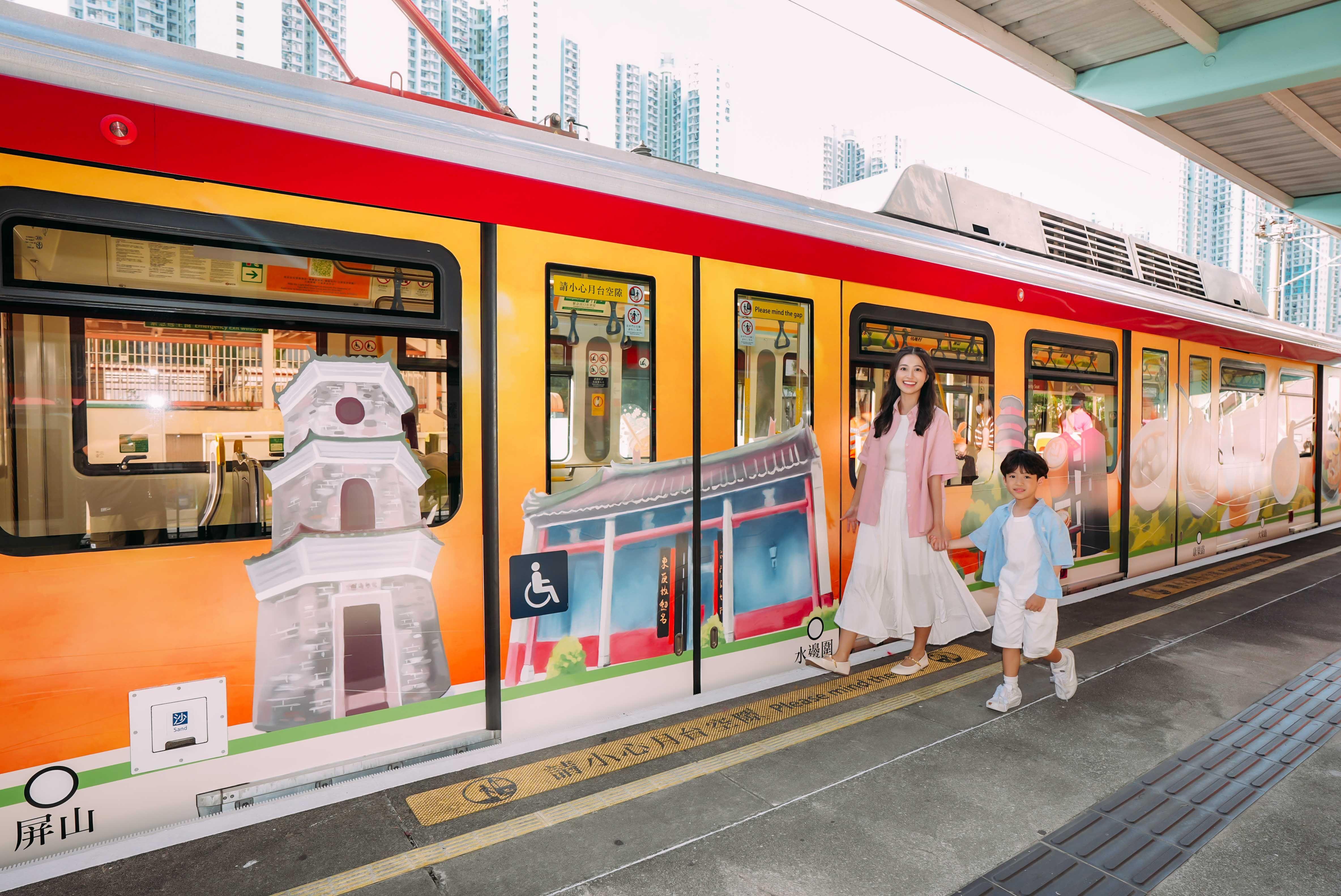 「輕鐵發現號 — 元朗專綫」車廂內外佈滿手繪插畫