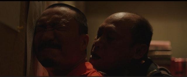 近日《阿龍》的電影專頁則公開鄭中基獄中被性侵刪剪片段。