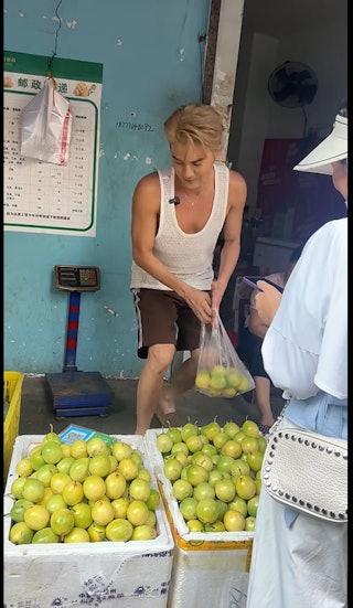 吳克群被直擊廣西擺攤賣水果。