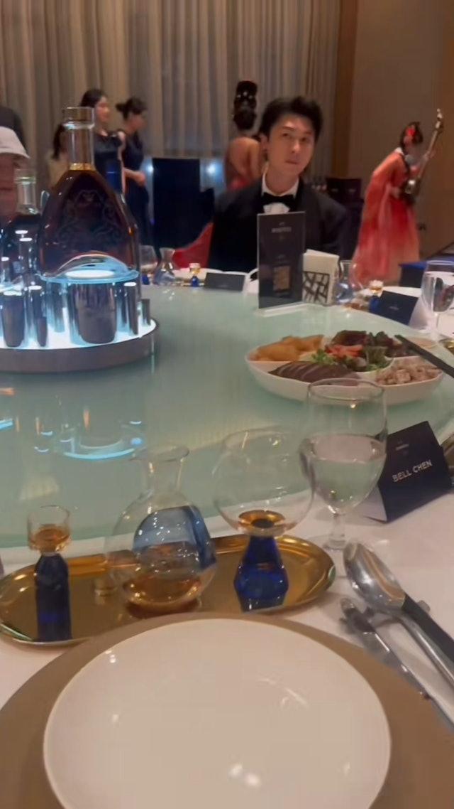 王浩信當天身穿西裝現身酒會