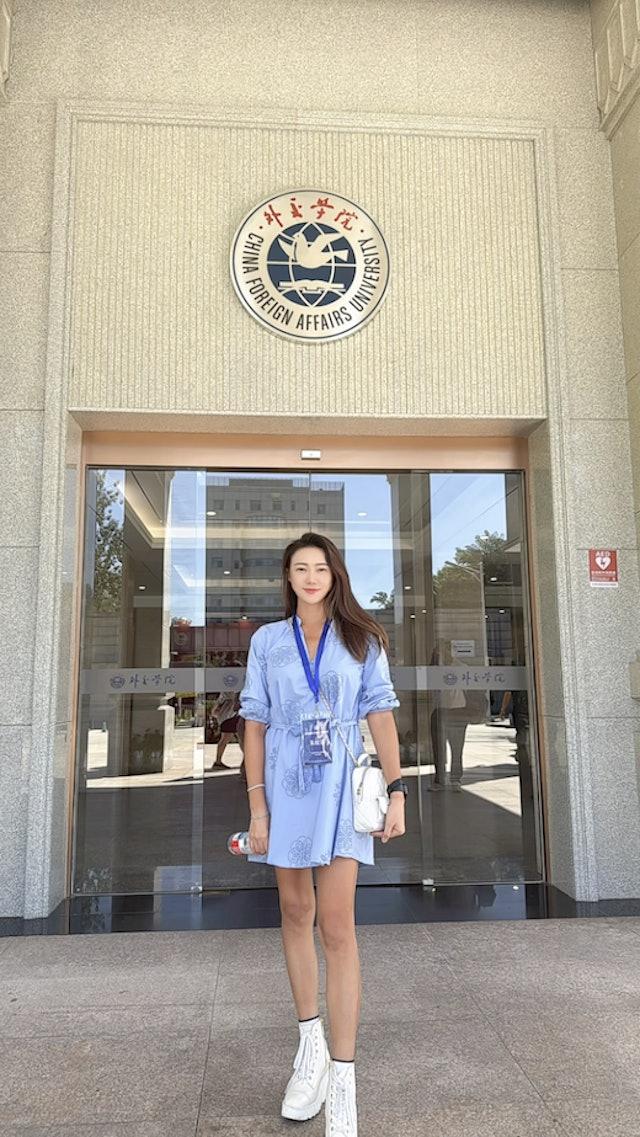 近日玻璃朱在社交平台分享遠赴北京外交學院進修國際傳播進修班