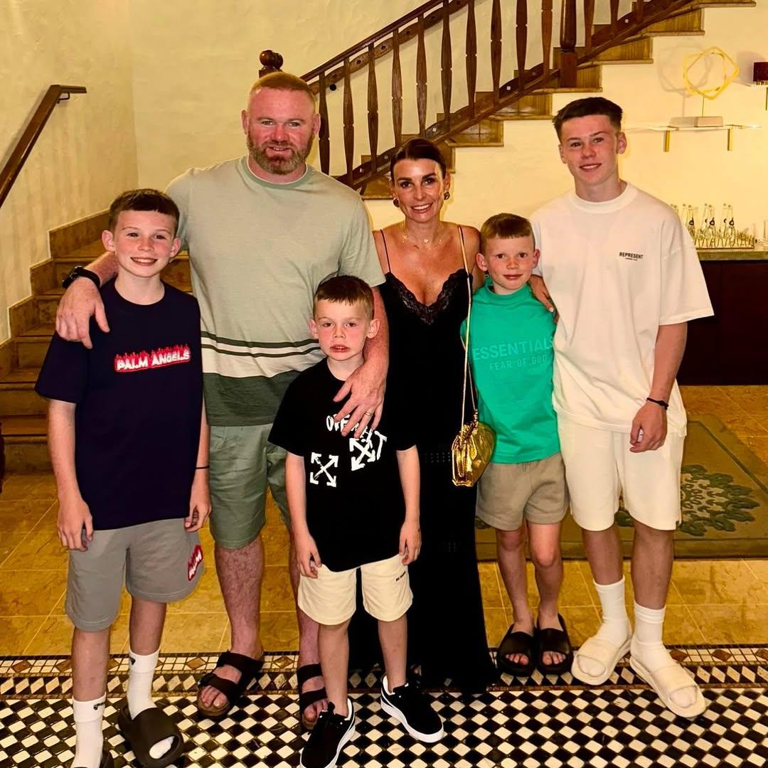 朗尼(Wayne Rooney)一家不時把合照上載到社交平台。