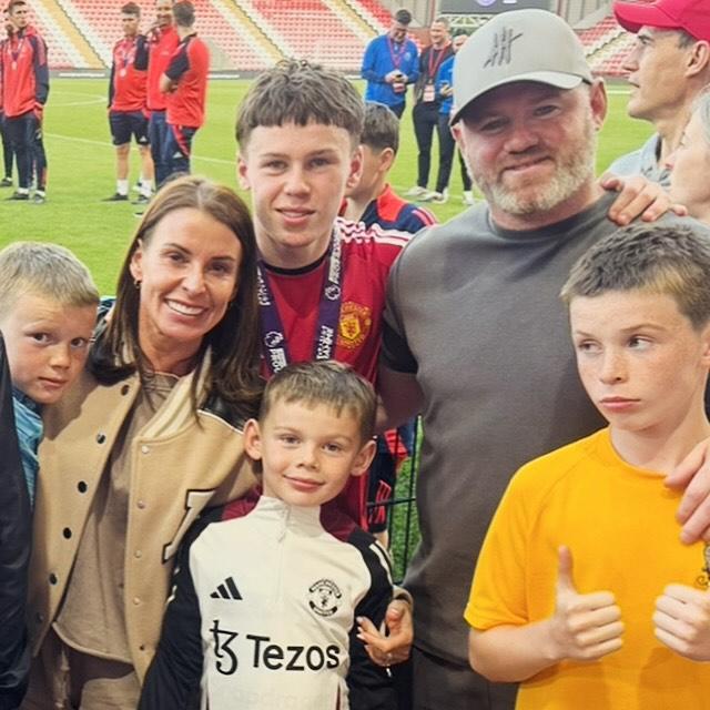 朗尼(Wayne Rooney)一家不時把合照上載到社交平台。