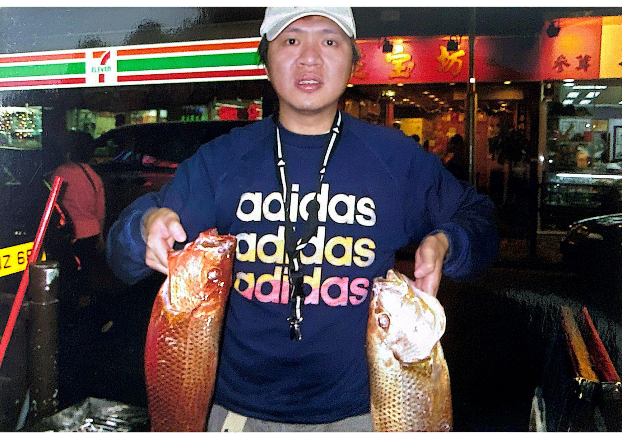 布有輝(輝哥)世世代代為布袋澳水上人。(輝哥提供照片)