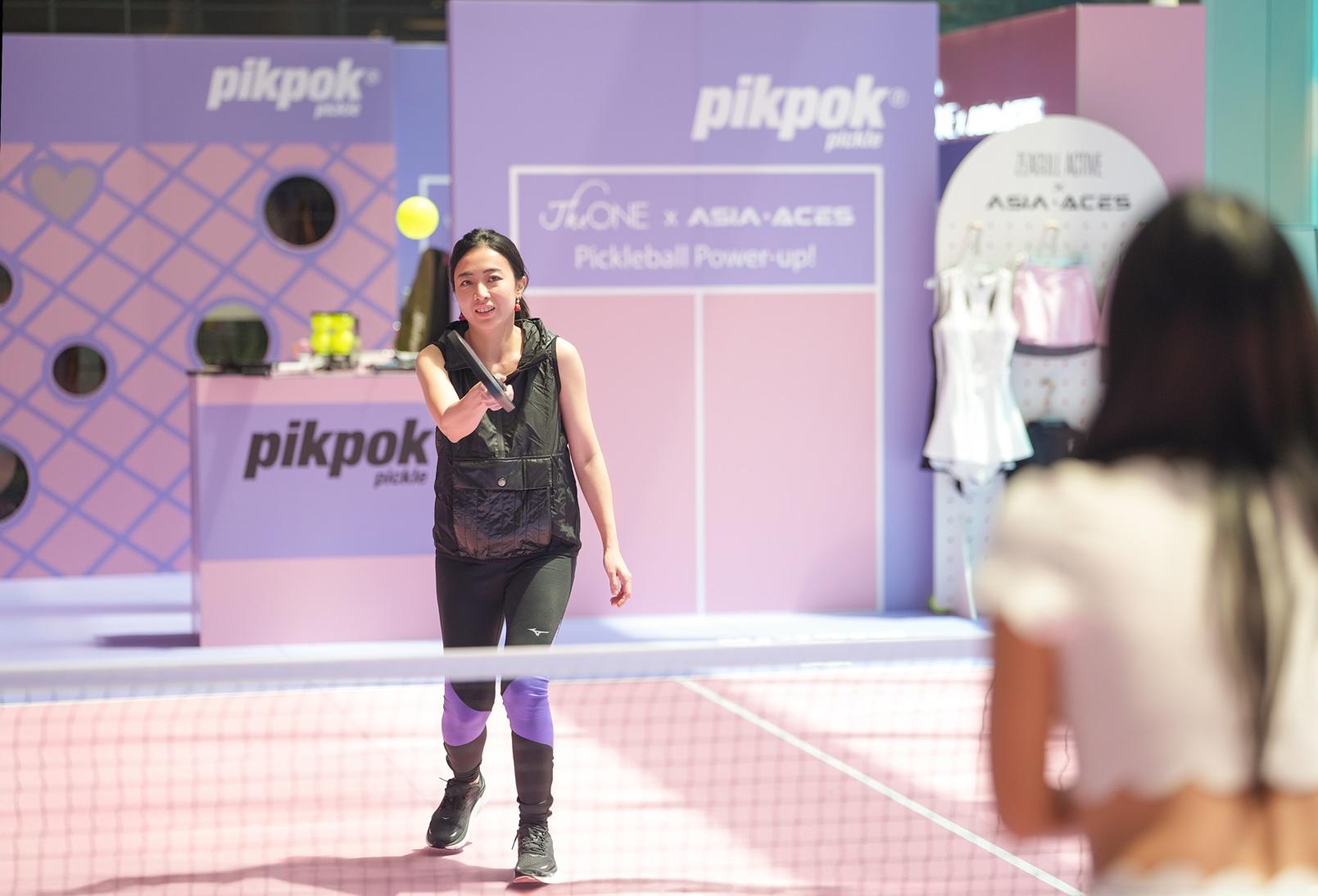 甘比的發球英姿颯颯。