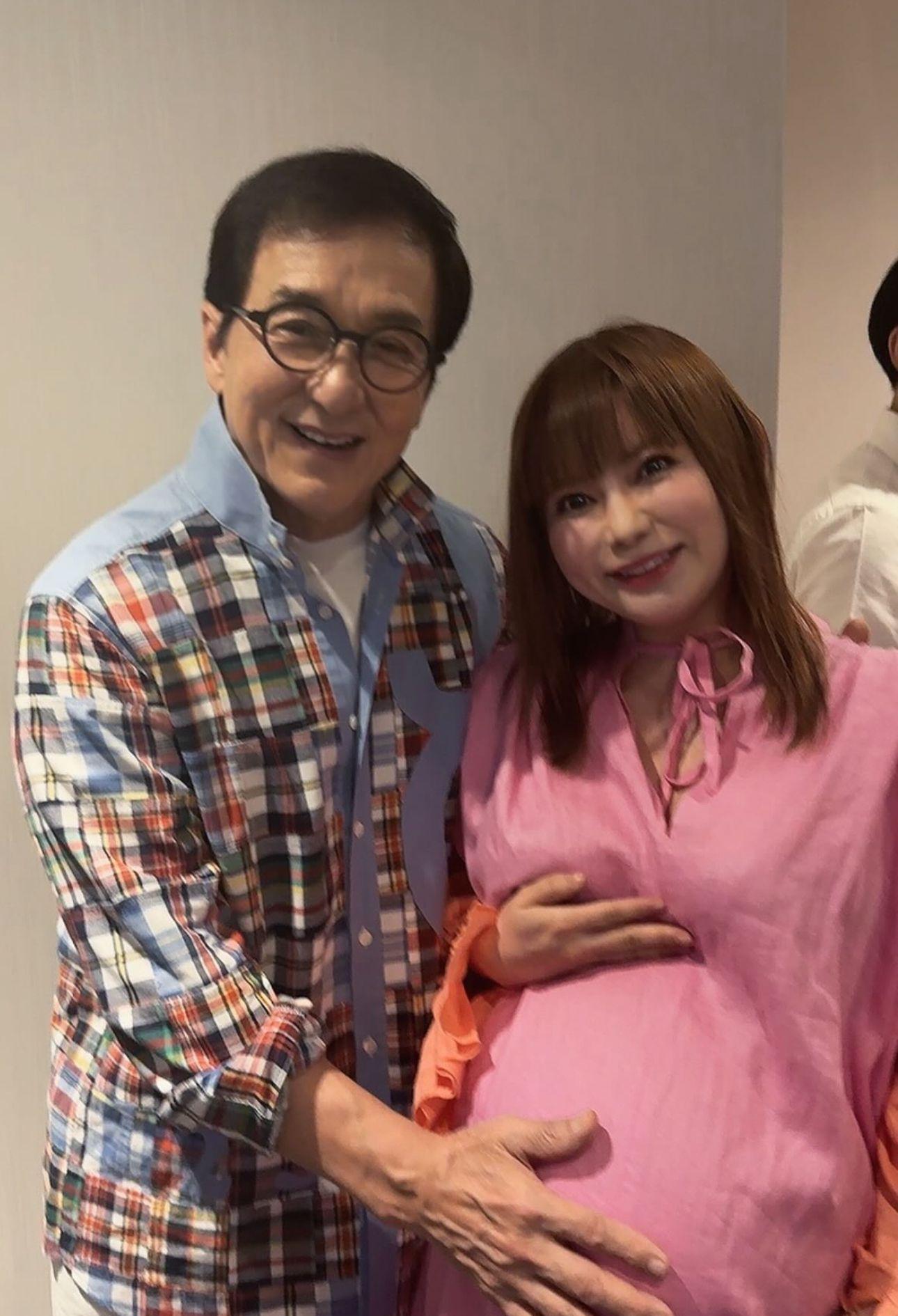 中川翔子早前獲成龍摸肚「祝福」。