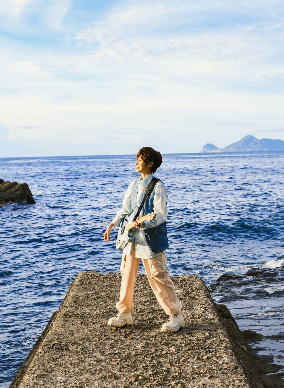 小魏新歌《我要把眼淚當汽水》MV。