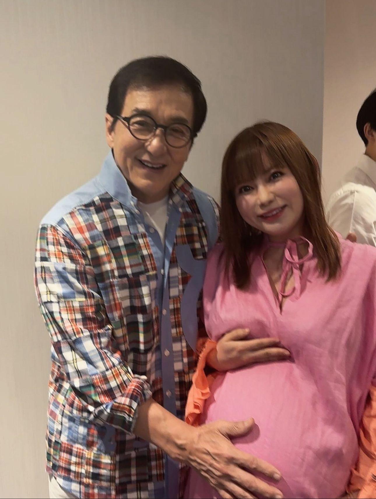 成龍出手摸中川翔子巨肚。