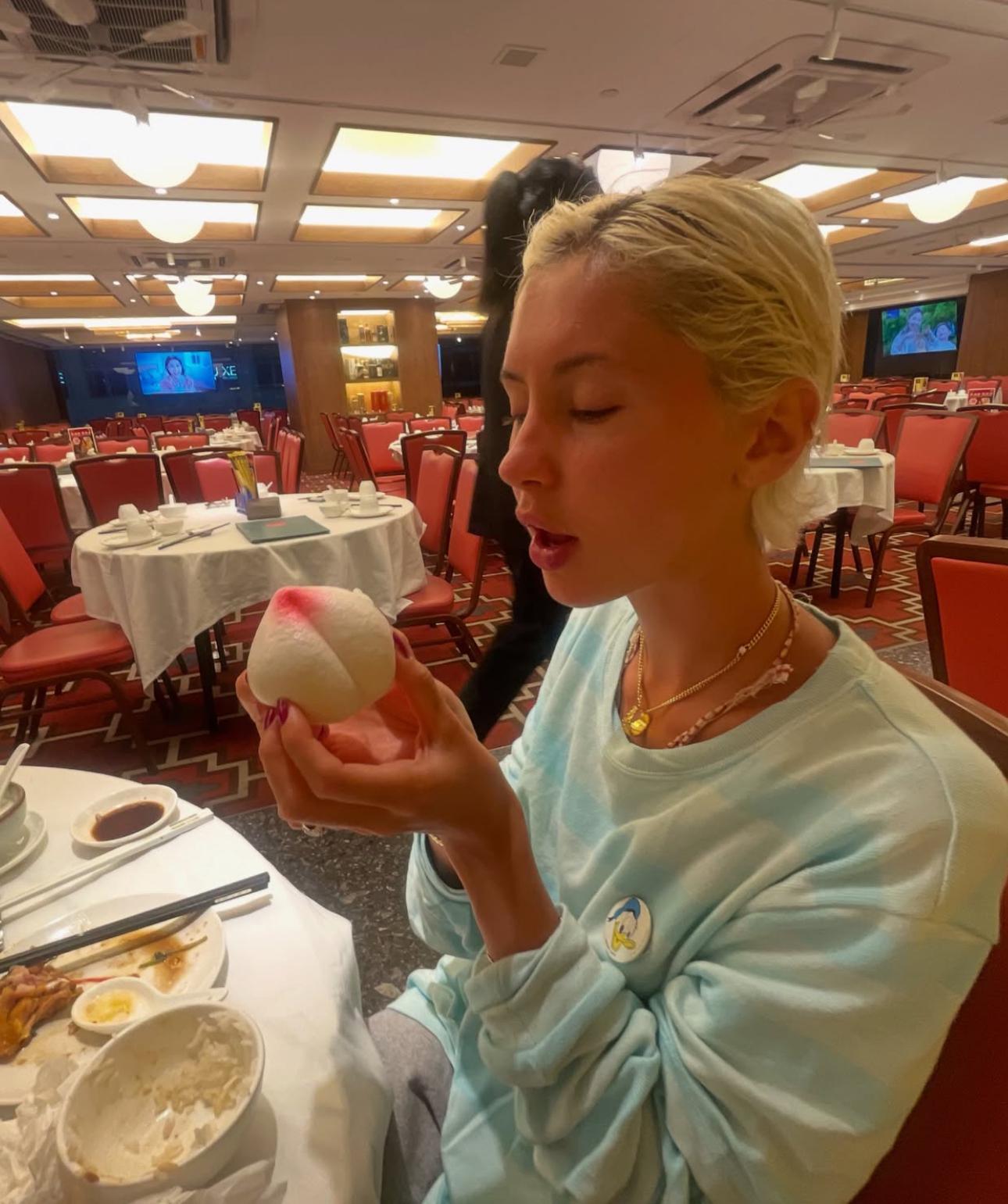 Iris Law去酒樓食壽桃包。