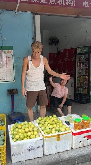 吳克群被直擊廣西擺攤賣水果。