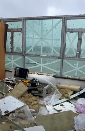 颱風樺加沙|白沙灣天台屋頂被吹走變「開篷屋」玻璃窗竟無事。(網上影片截圖)