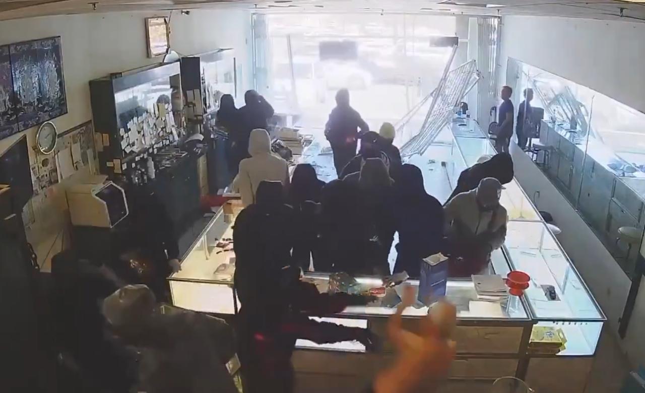 大批劫匪用斧頭、鐵鎚猛砸玻璃櫃,搶走大量金飾與珠寶,畫面中老闆曾試圖阻止行搶,但被其中1名疑犯粗暴推倒,跌落在碎玻璃上受傷。