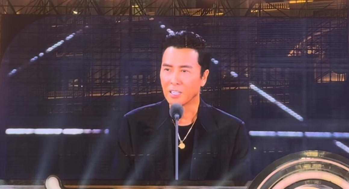 甄子丹擔任《2025 The Fact Music Awards》頒獎嘉賓。(截圖)