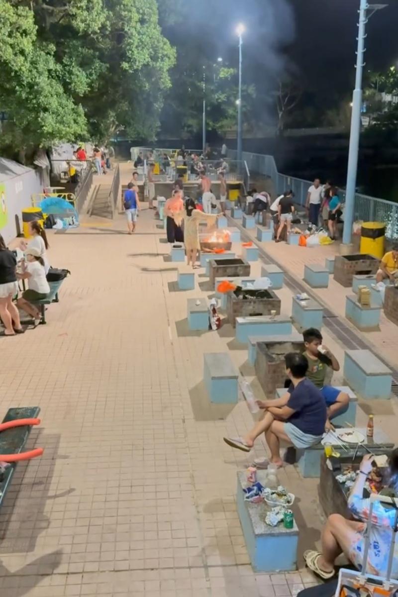 深水灣燒烤場有一對男女用燒烤爐「燒街衣」。(Threads影片截圖)