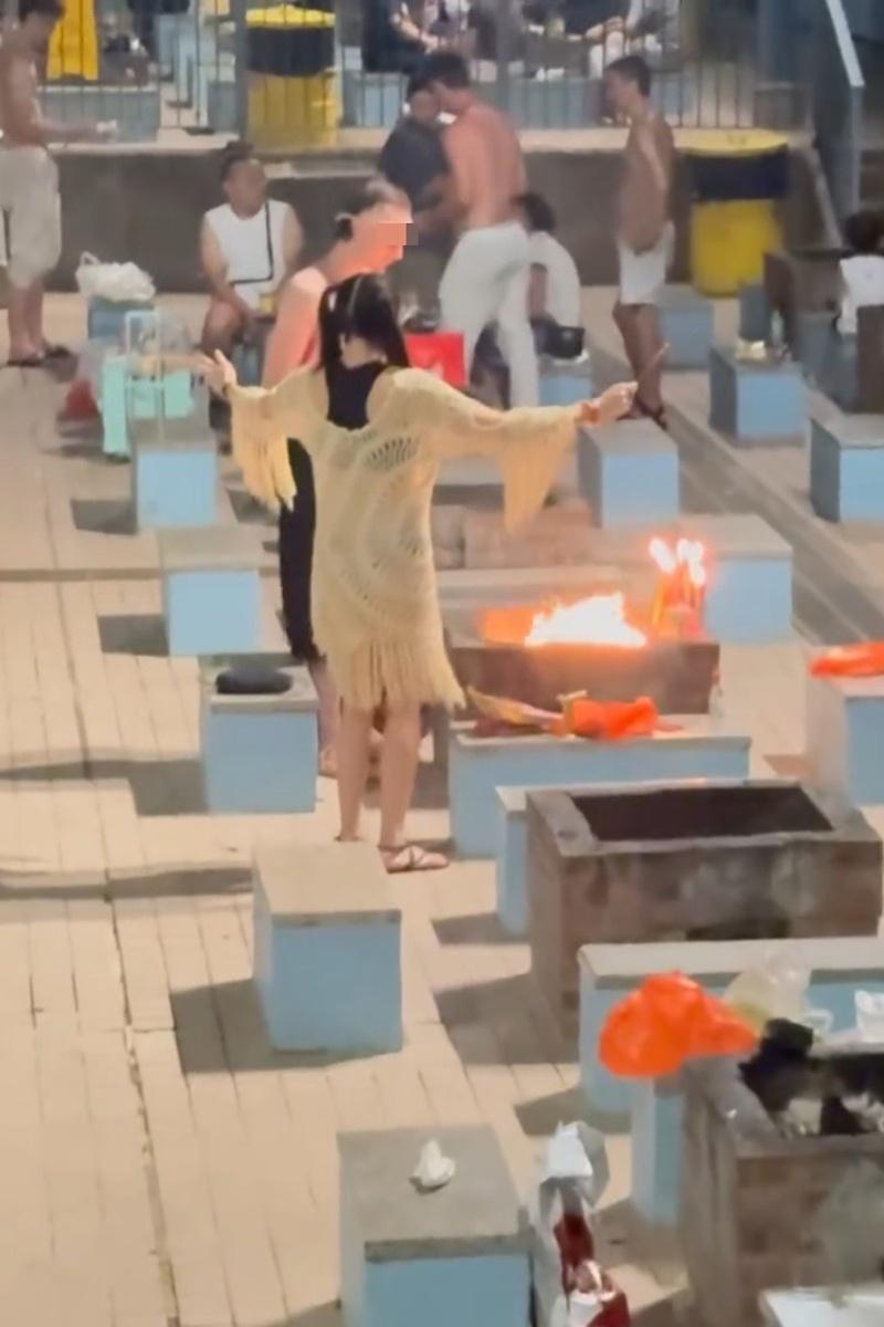 深水灣燒烤場有一對男女用燒烤爐「燒街衣」。(Threads影片截圖)