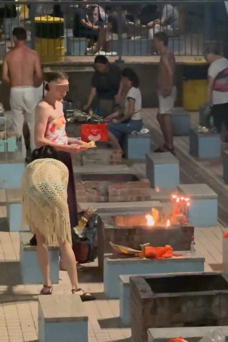 深水灣燒烤場有一對男女用燒烤爐「燒街衣」。(Threads影片截圖)