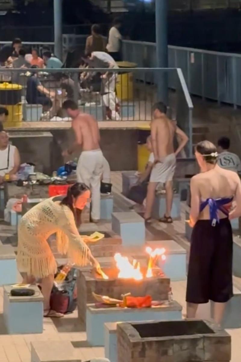 深水灣燒烤場有一對男女用燒烤爐「燒街衣」。(Threads影片截圖)