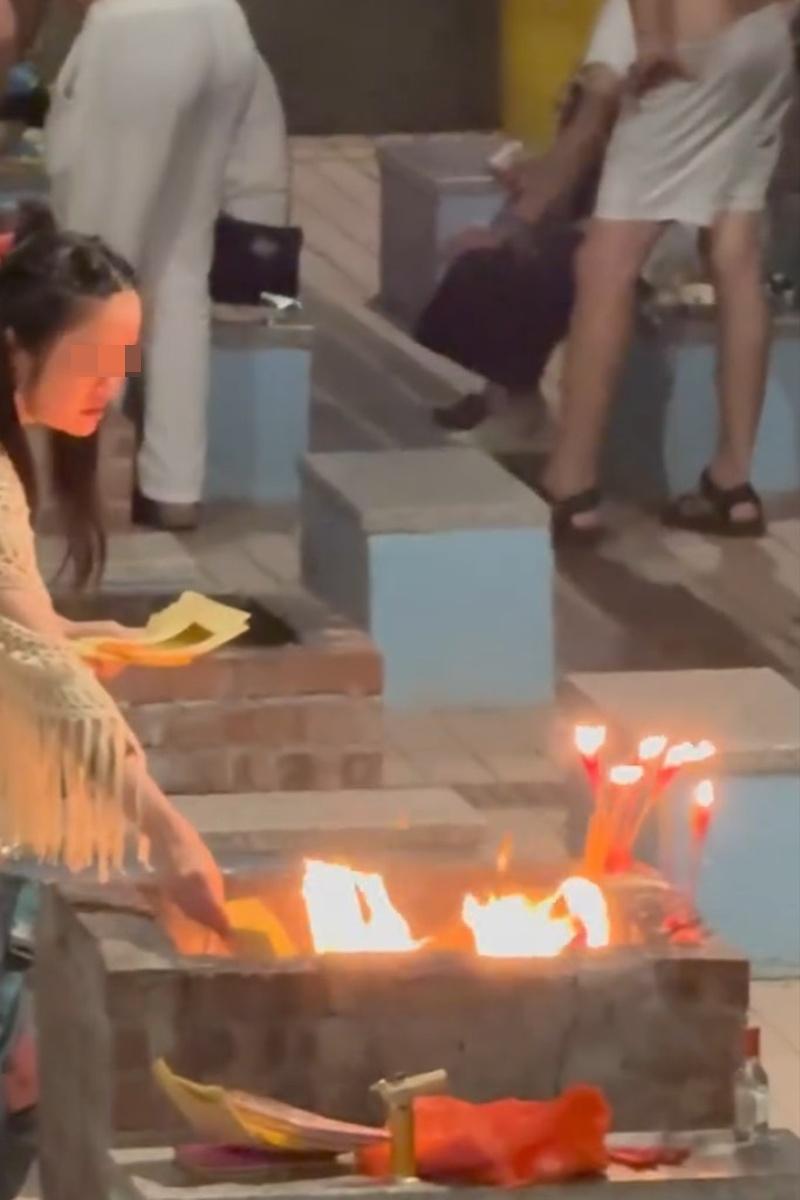 深水灣燒烤場有一對男女用燒烤爐「燒街衣」。(Threads影片截圖)