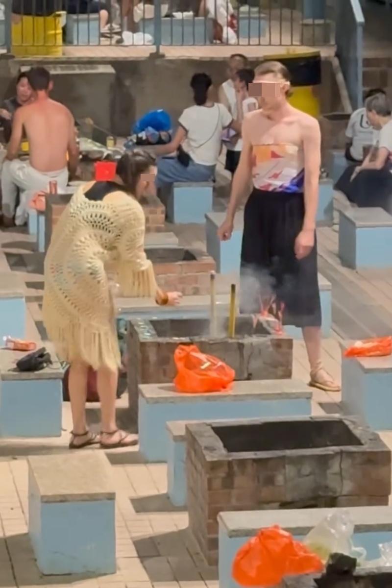 深水灣燒烤場有一對男女用燒烤爐「燒街衣」。(Threads影片截圖)