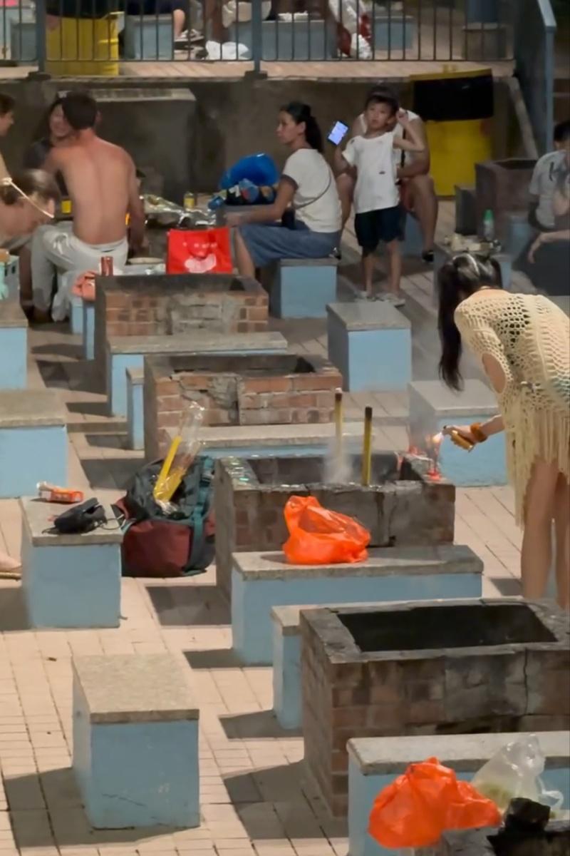 深水灣燒烤場有一對男女用燒烤爐「燒街衣」。(Threads影片截圖)