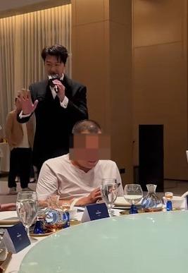 王浩信當天身穿西裝現身酒會獻唱鄭伊健金曲《甘心替代你》,不過畫面卻捕捉到台下男觀眾反應極度冷淡