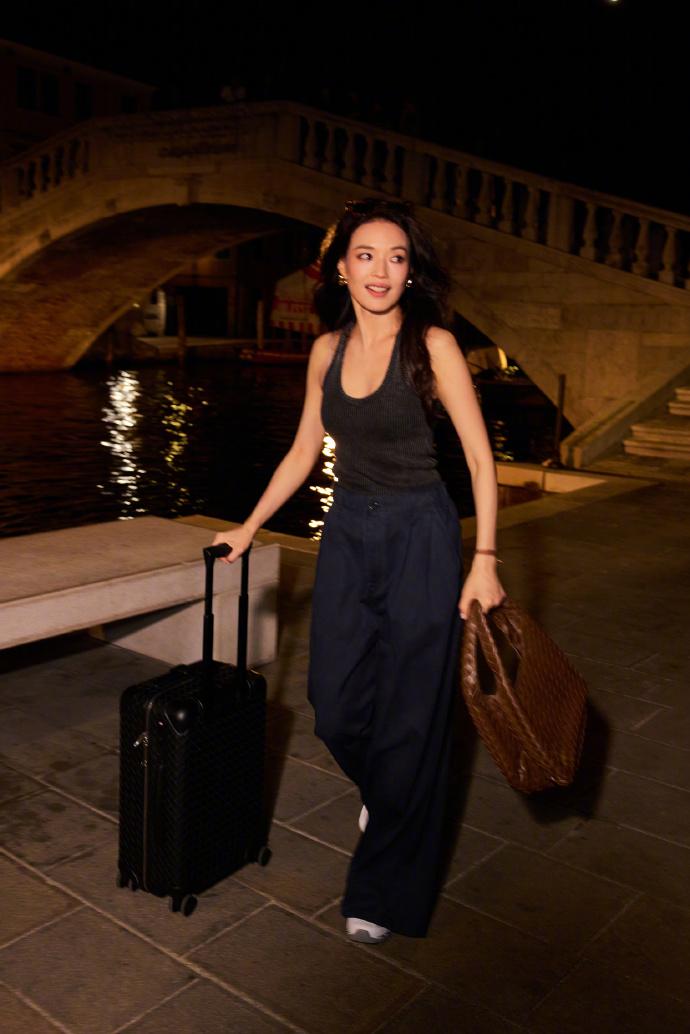 舒淇一身Bottega Veneta的休閒服飾與手袋配飾,造型清爽、亮麗有型。