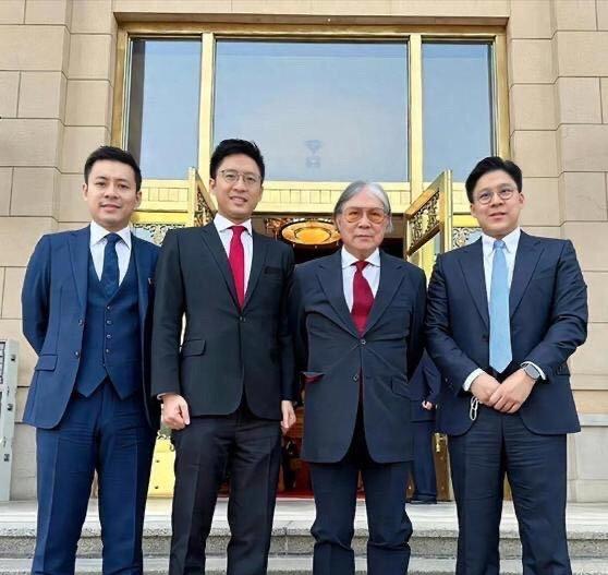 近年霍震霆經常偕子出席國家活動。