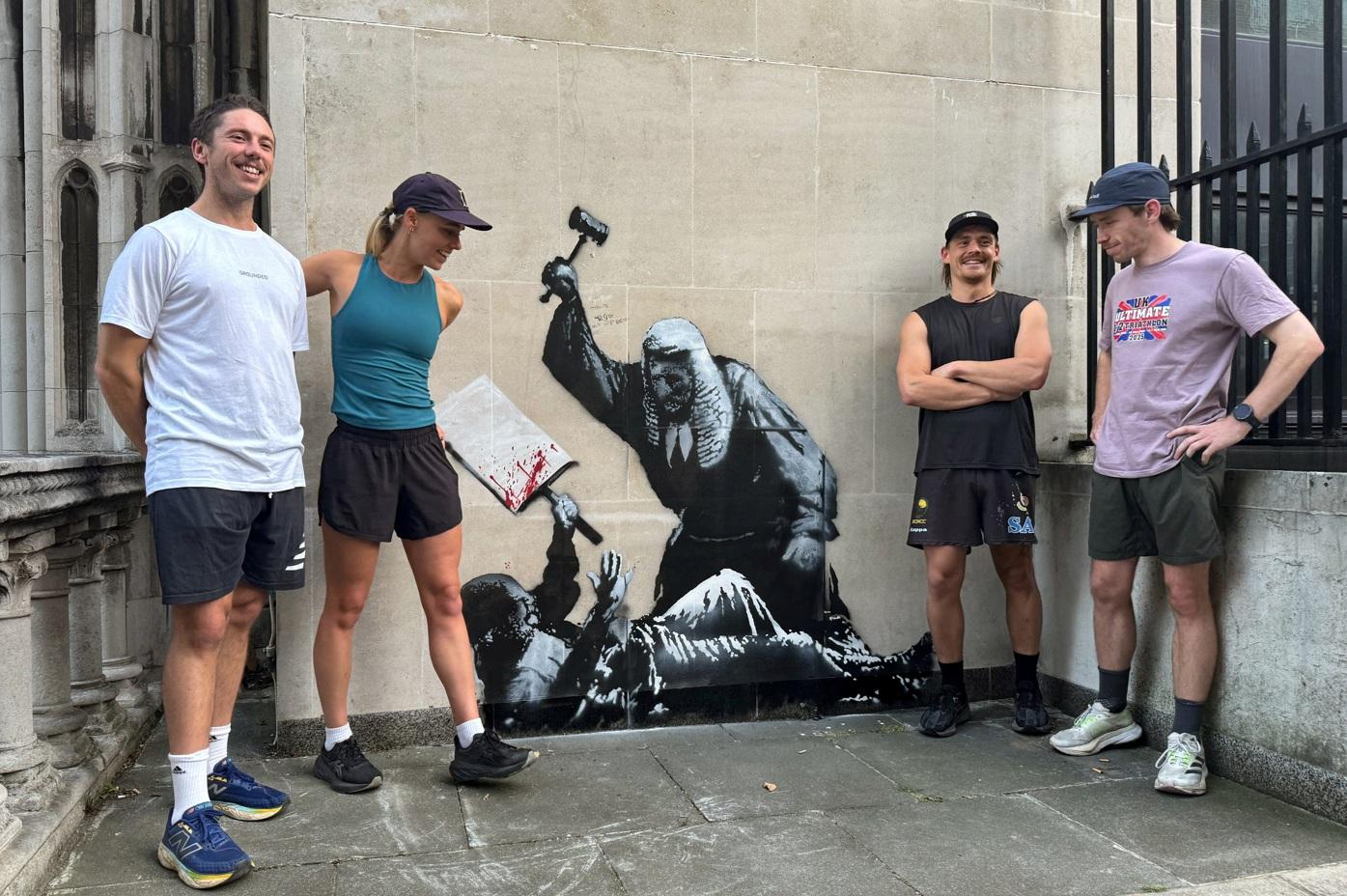 Banksy在IG公布新作後,有民眾立即到來觀賞打卡。(路透社)