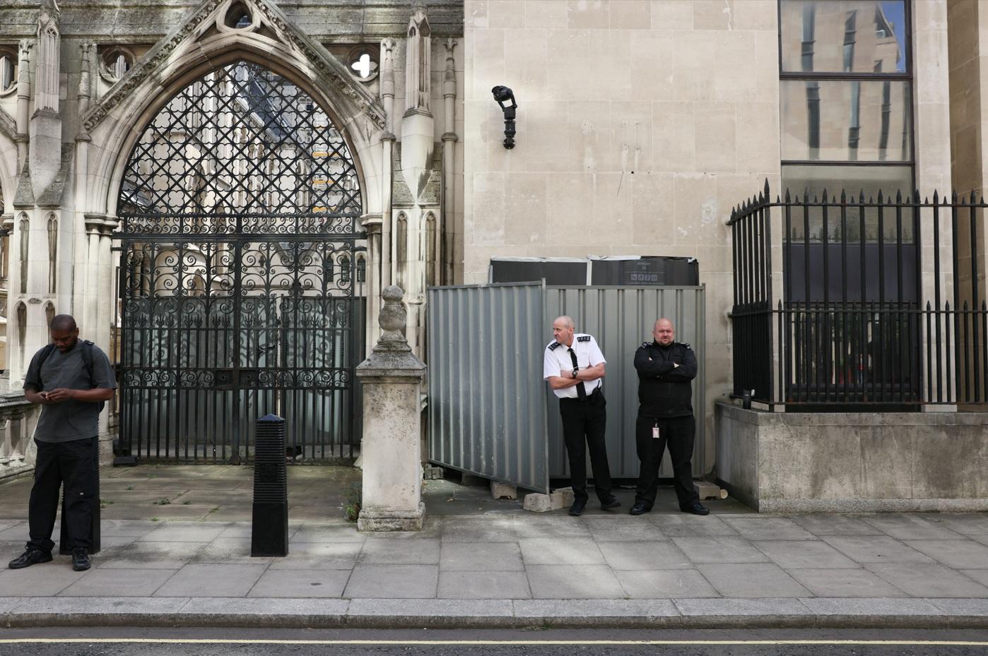 Banksy作品曝光後不久,保安員用圍欄遮住,並在場駐守。(路透社)