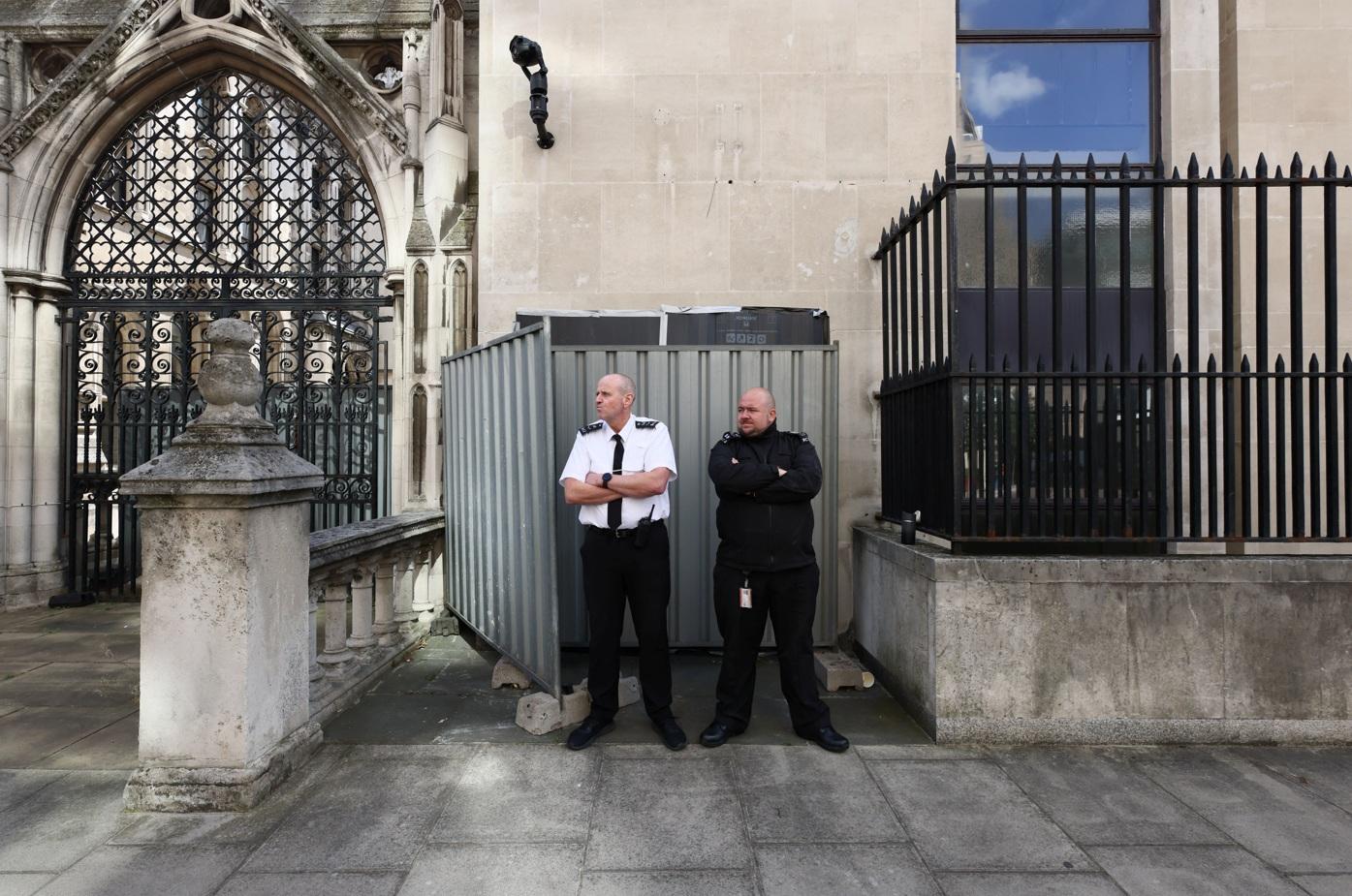 Banksy作品曝光後不久,保安員用圍欄遮住並在場駐守。(路透社)