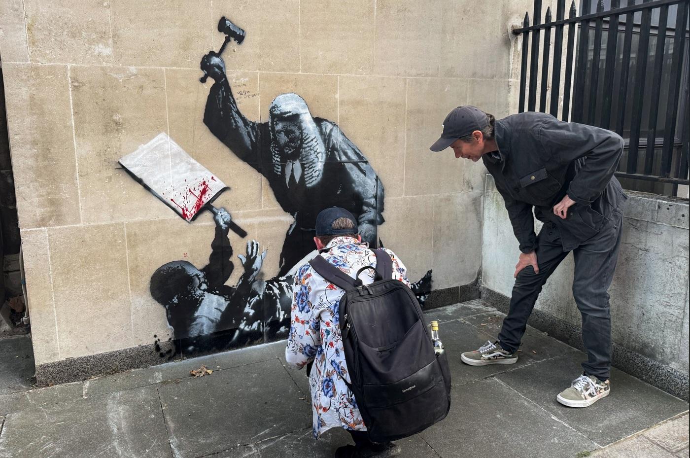 Banksy在IG公布新作後,有民眾搶先朝聖。(路透社)
