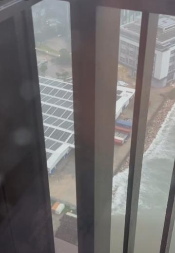 颱風樺加沙|將軍澳貨櫃跌落海。(fb「將軍澳 • 日出康城」截圖)