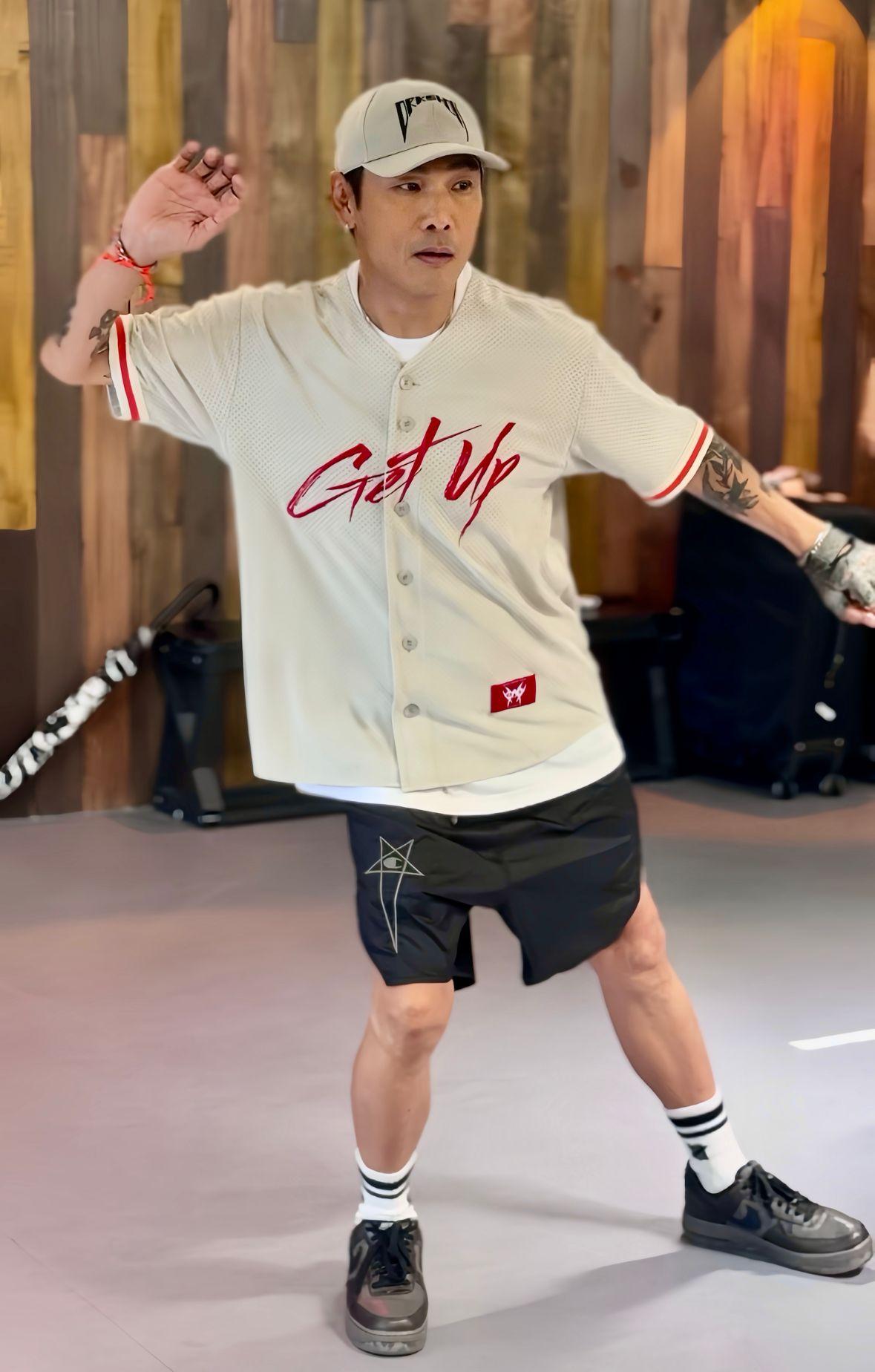 今日Alex現身彩排為個唱做準備,見到他狀態、體格非常完美