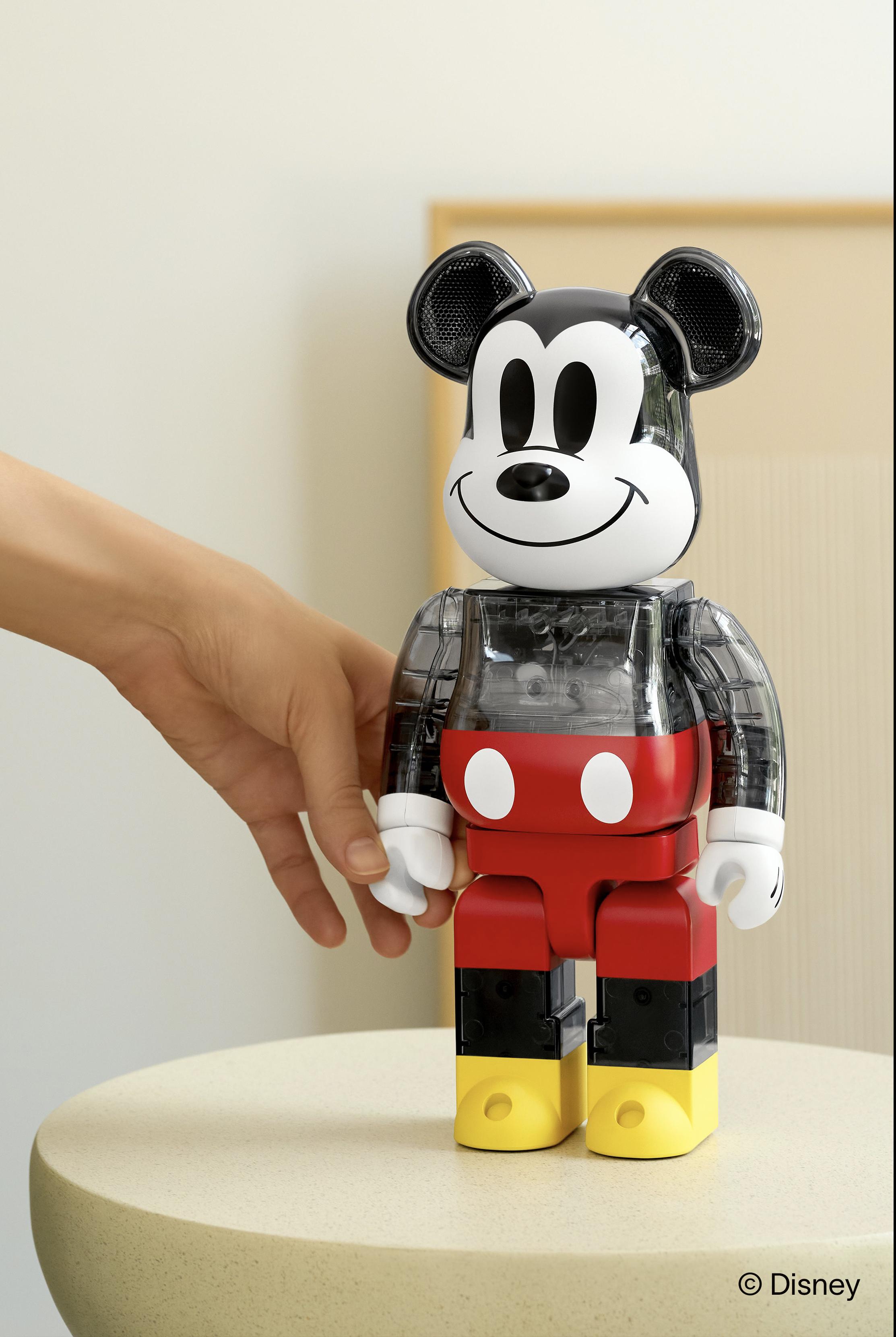 喇叭兩隻手可控制音量及選曲。