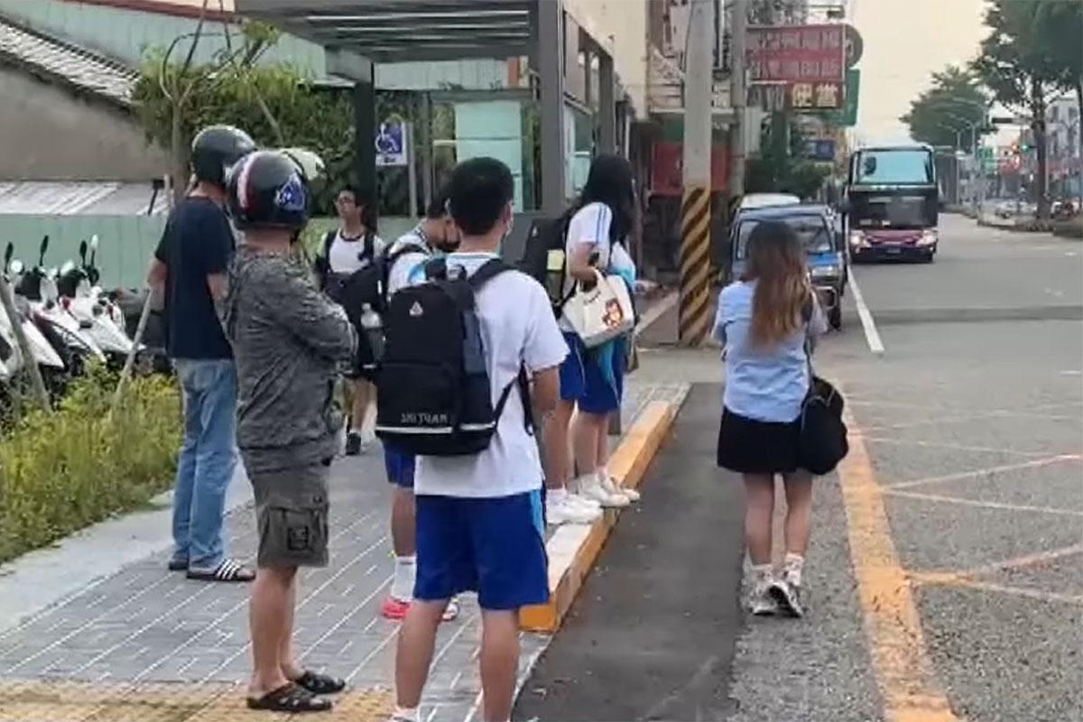 525線巴士脫班翌日,不少家長都待子女上車後始離開。(華視新聞截圖)