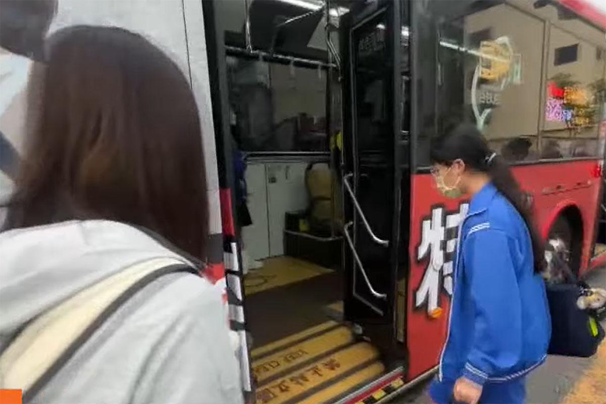 525線巴士脫班翌日,不少家長都待子女上車後始離開。(華視新聞截圖)
