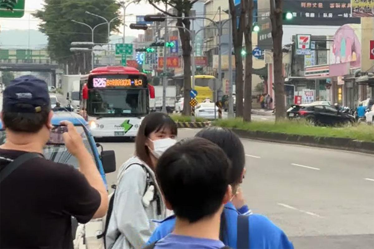 525線巴士脫班翌日,不少家長都待子女上車後始離開。(華視新聞截圖)