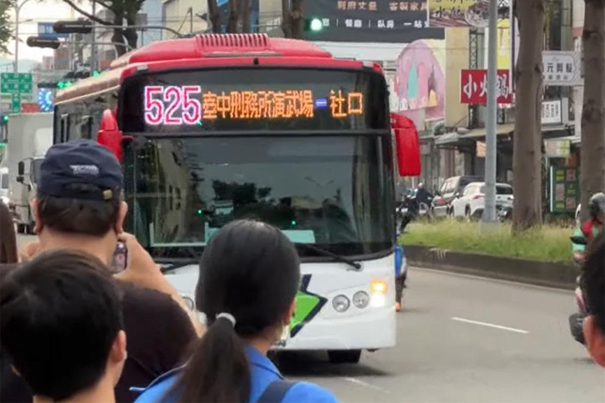 525線巴士途經不少台中名校,有很多學生乘搭。(華視新聞截圖)