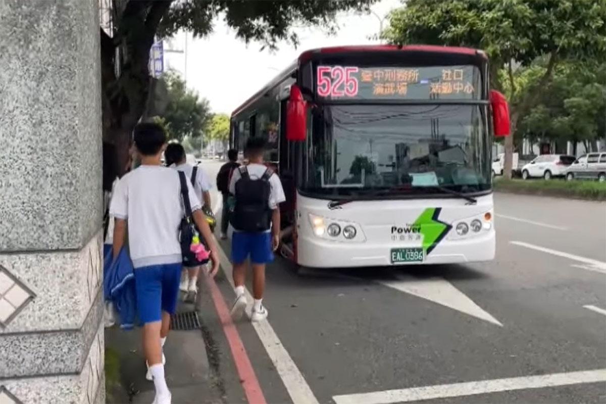 525線巴士途經不少台中名校,有很多學生乘搭。(華視新聞截圖)