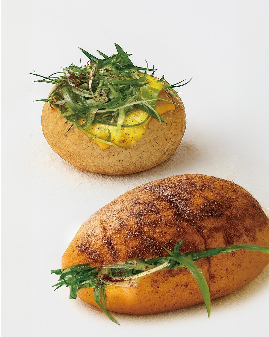 BEANS BAKERY特級蝦籽香蔥鹽可頌$16、特級蝦籽香蔥車打芝士比高包$22