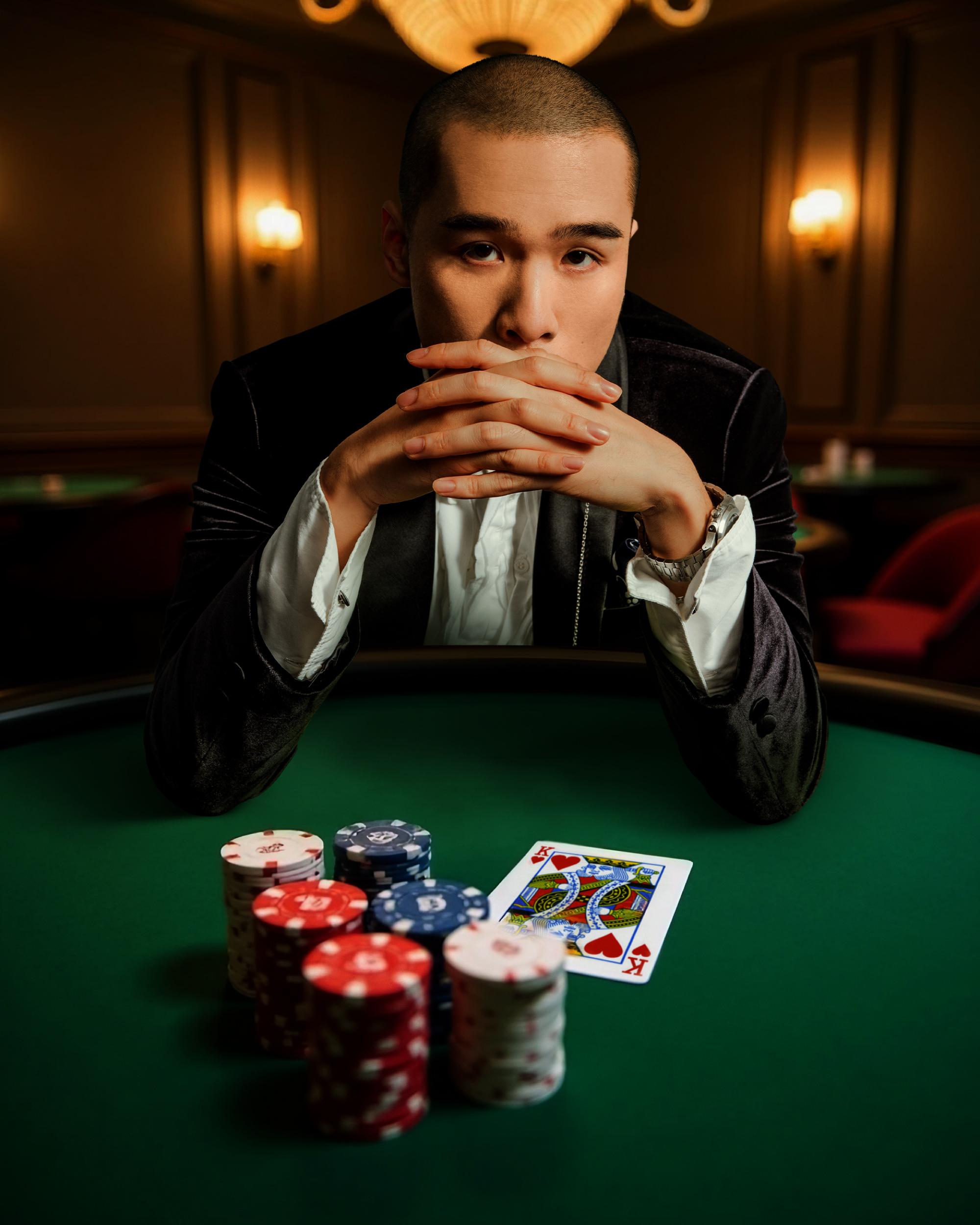 新晉富豪程金發(梁仲恆飾)從底層攀爬,甘願伏首卻暗藏野心。