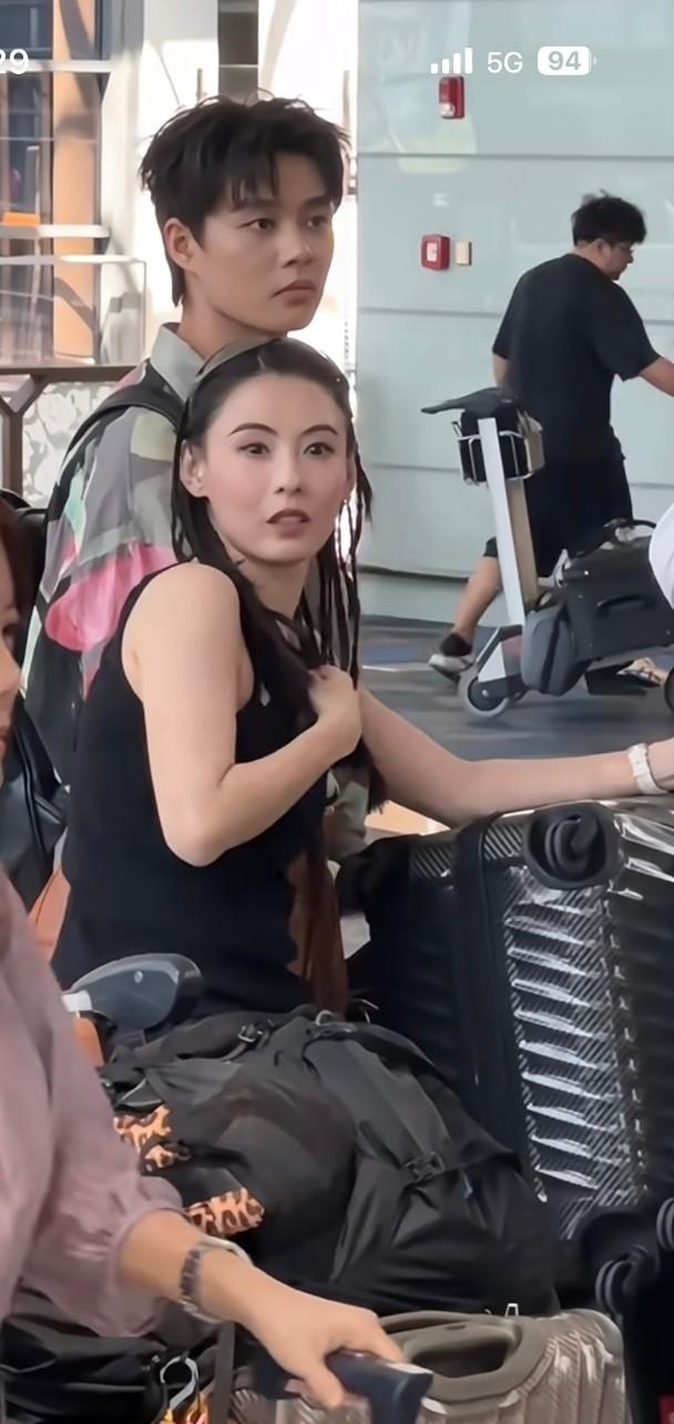 張栢芝昨日(6日)被網民直擊與小鮮肉現身上海機場,瞬間掀起網民討論。