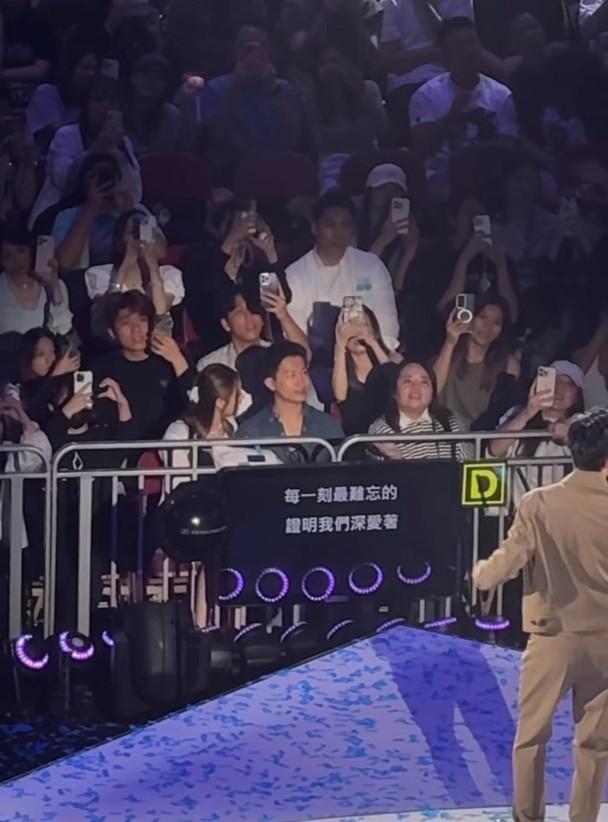 葉蒨文和曾展望昨晚(21日)現身紅館拍拖欣賞周興哲尾場演唱會。